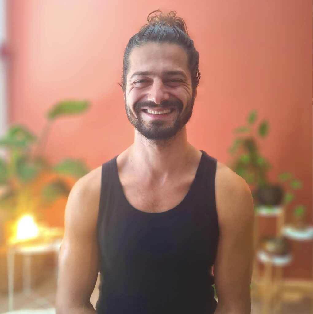 Portretfoto van Elvan Nur, holistisch therapeut en eigenaar van eNurgy in Leiden.