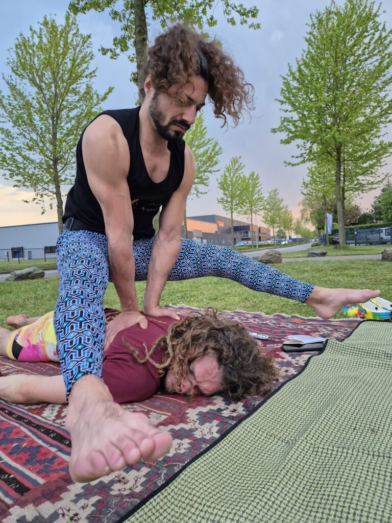 Elvan Nur geeft een Acrobatische Thai Yoga Massage behandeling in de buitenlucht.