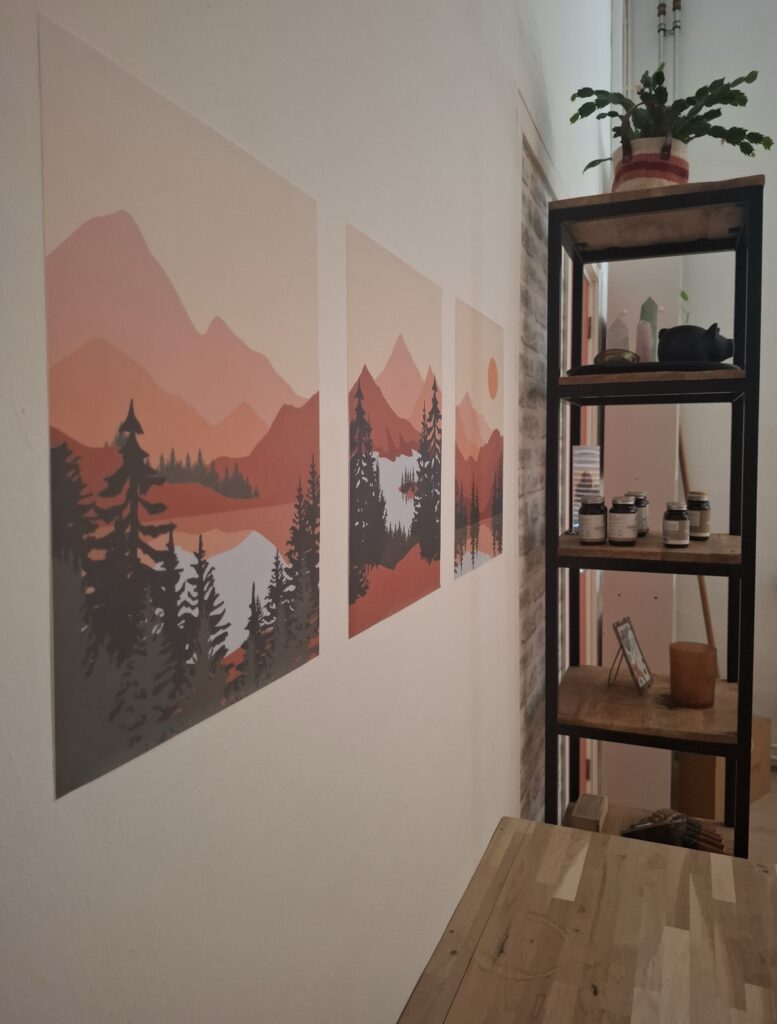 Sfeervol interieur van de eNurgy praktijkruimte in Leiden, met muurschildering en natuurlijke materialen.