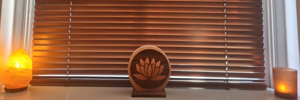 Sfeerdetail dat de rust en warmte van de eNurgy praktijk in Leiden toont, bij brandend kaarslicht.