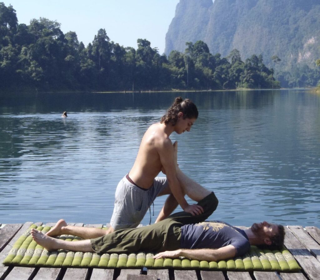 Elvan Nur geeft een Thai Yoga Massage behandeling in de buitenlucht.