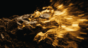 Abstract kunstzinnig beeld van gouden energie die krachtig door donkere materie breekt, symboliserend voor het loslaten van diepe spanning en het proces van ontlading.