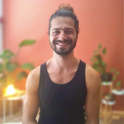 Portretfoto van Elvan Nur, holistisch therapeut en eigenaar van eNurgy in Leiden.